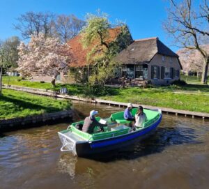 To rent a boat in Giethoorn